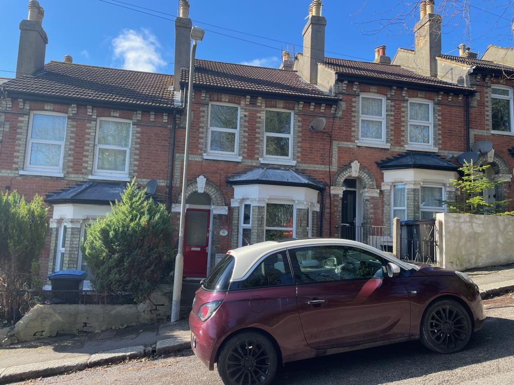 Lot: 45 - BAY-FRONTED HOUSE FOR INVESTMENT - Front of property